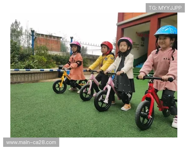 幼儿滑步车比赛培养平衡感 家长认可早期运动启蒙价值