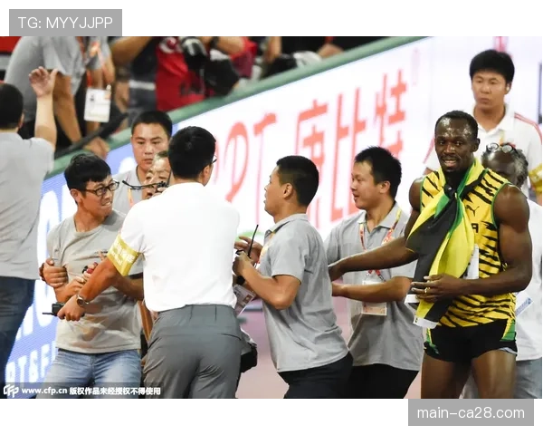 小球迷冲入场内与偶像拥抱,被安保人员带离